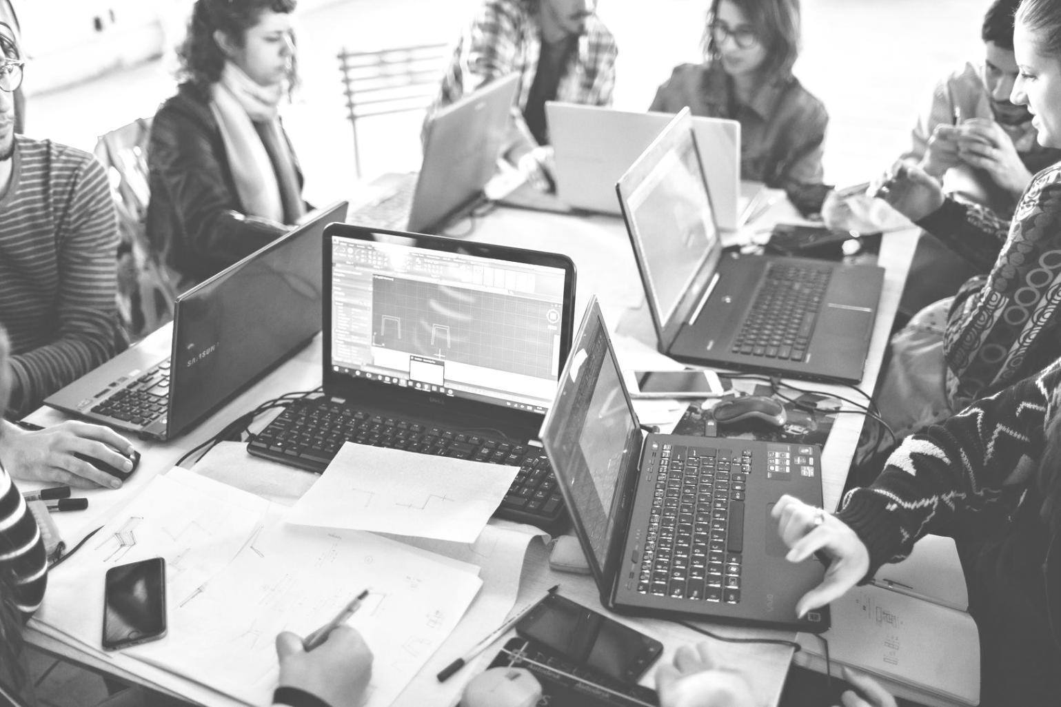 Profesionales analizando informes financieros en oficina moderna